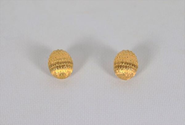 Coppia di orecchini in oro giallo a forma ovale bombata, gr. 18,1