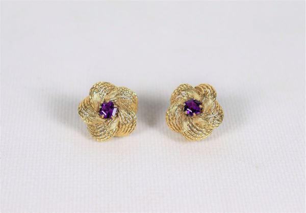 Pair of yellow gold flower-shaped earrings with amethyst in the center, gr. 16.50