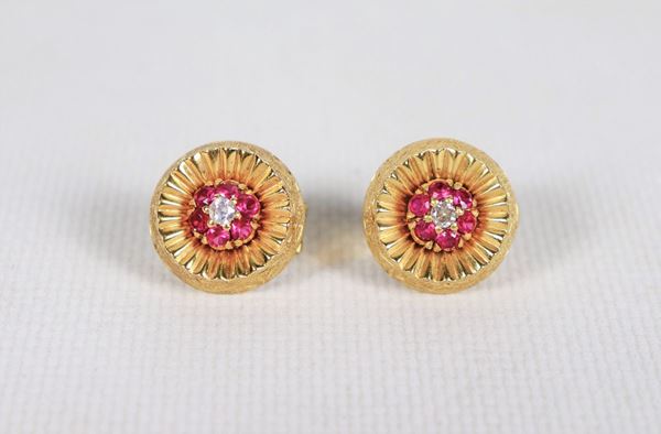 Pair of yellow gold flower-shaped earrings with small diamond and six small rubies in the center, gr. 13.50