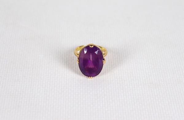 Yellow gold ring with amethyst. Size 17.50, gr. 2.50