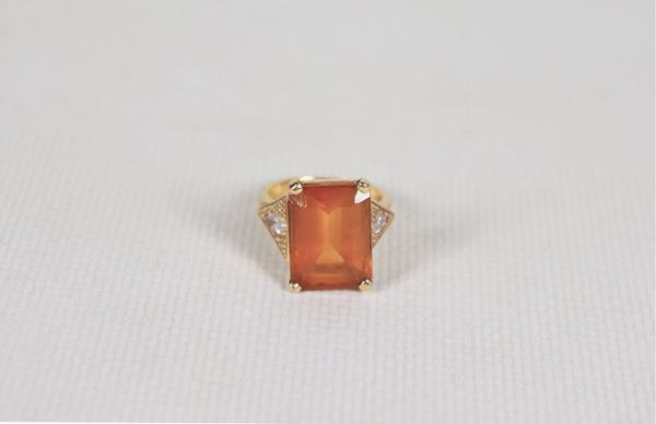 Yellow gold ring with rectangular topaz and two small lateral shuttle diamonds. Size 17.50, gr. 9