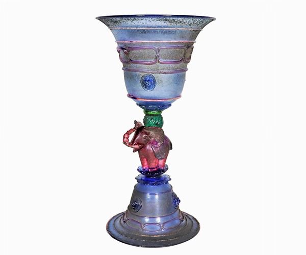 Vaso in vetro soffiato di Murano a vari colori, con al centro scultura di elefante e teste di leoni a rilievo