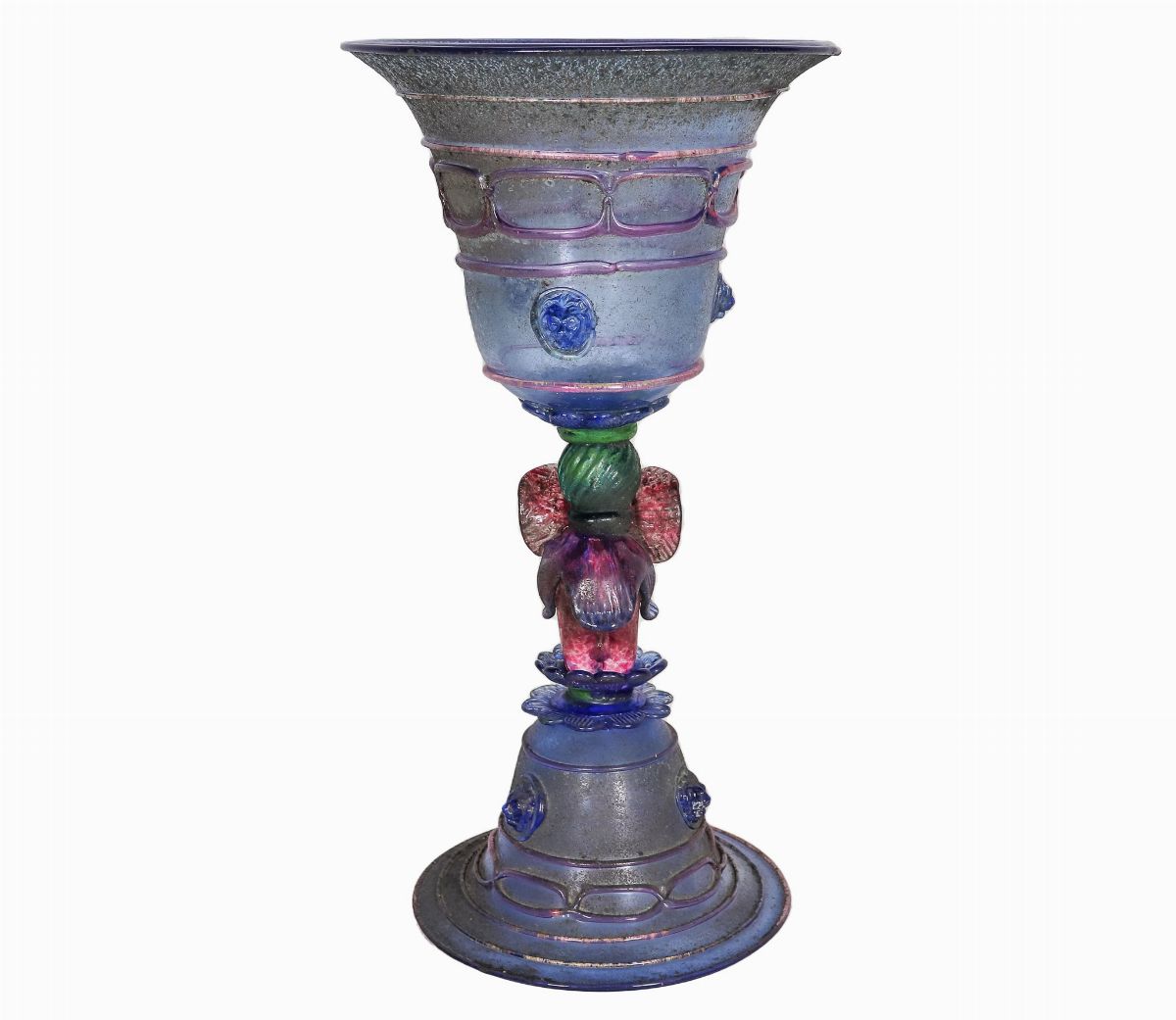 Vaso in vetro soffiato di Murano a vari colori, con al centro scultura di elefante e teste di leo...
