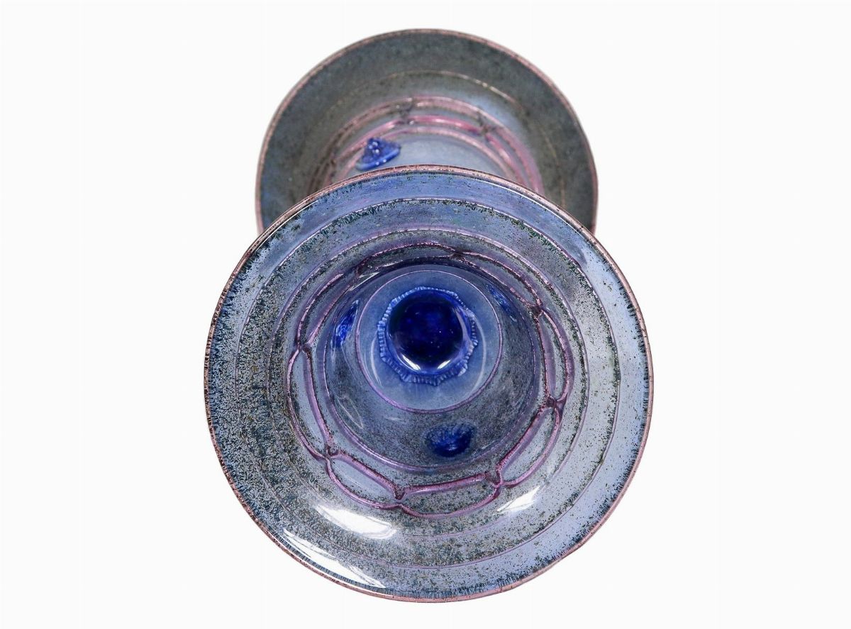 Vaso in vetro soffiato di Murano a vari colori, con al centro scultura di elefante e teste di leo...