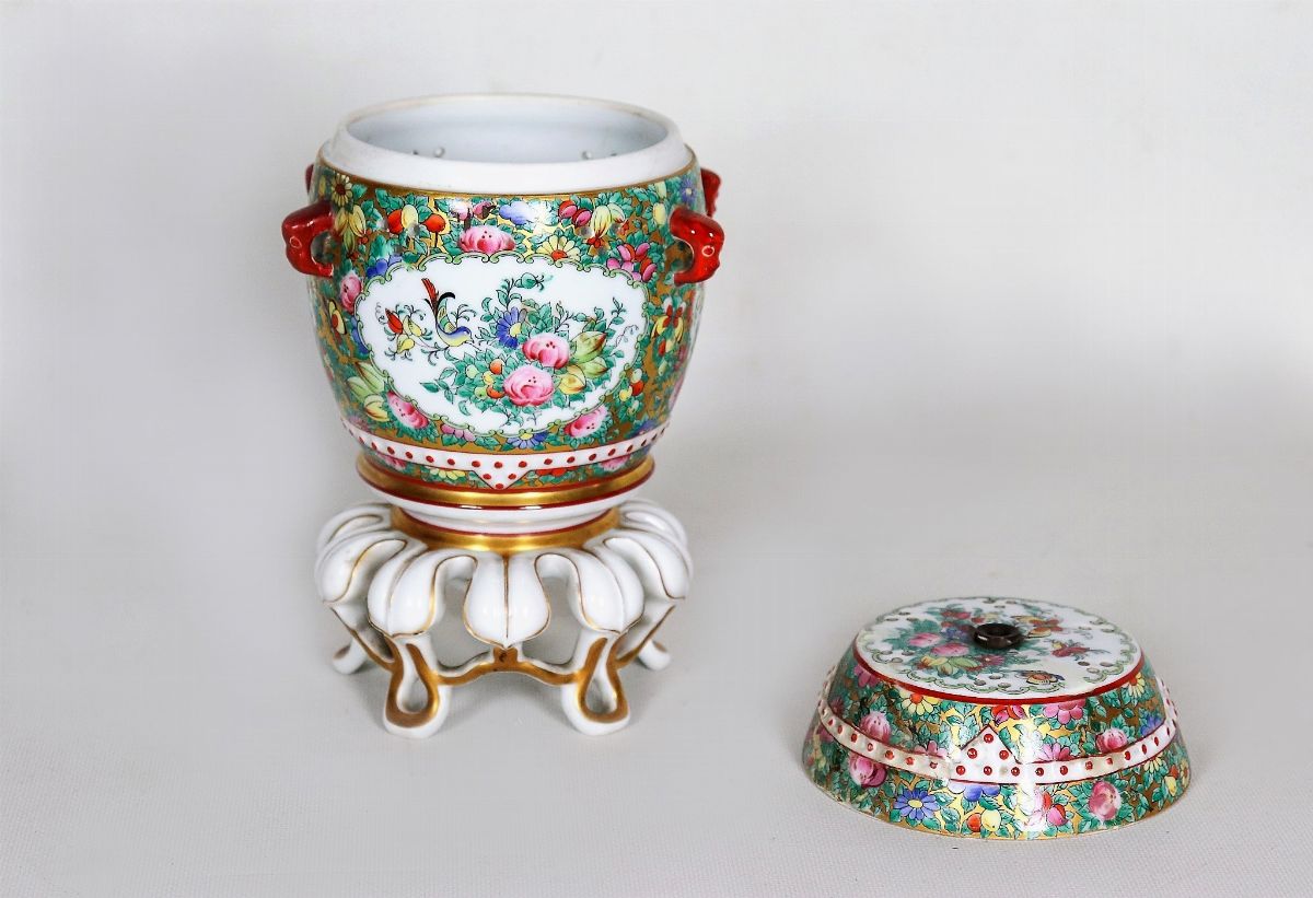 Bruciaprofumo in porcellana Rosenthal Aerozon D.R.G.M., decorato con smalti policromi a rilievo a...