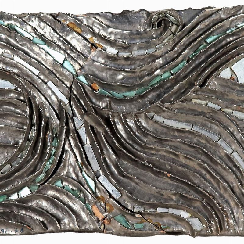 Firmata e datata 1976. "Onde", scultura astratta in ceramica corrugata e argentata con frammenti ...