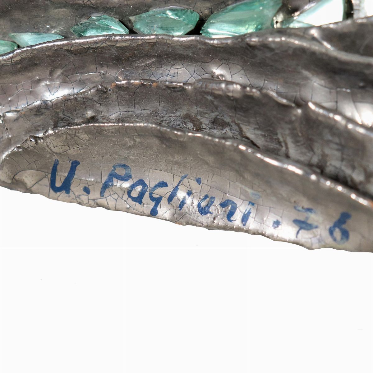 Firmata e datata 1976. "Onde", scultura astratta in ceramica corrugata e argentata con frammenti ...