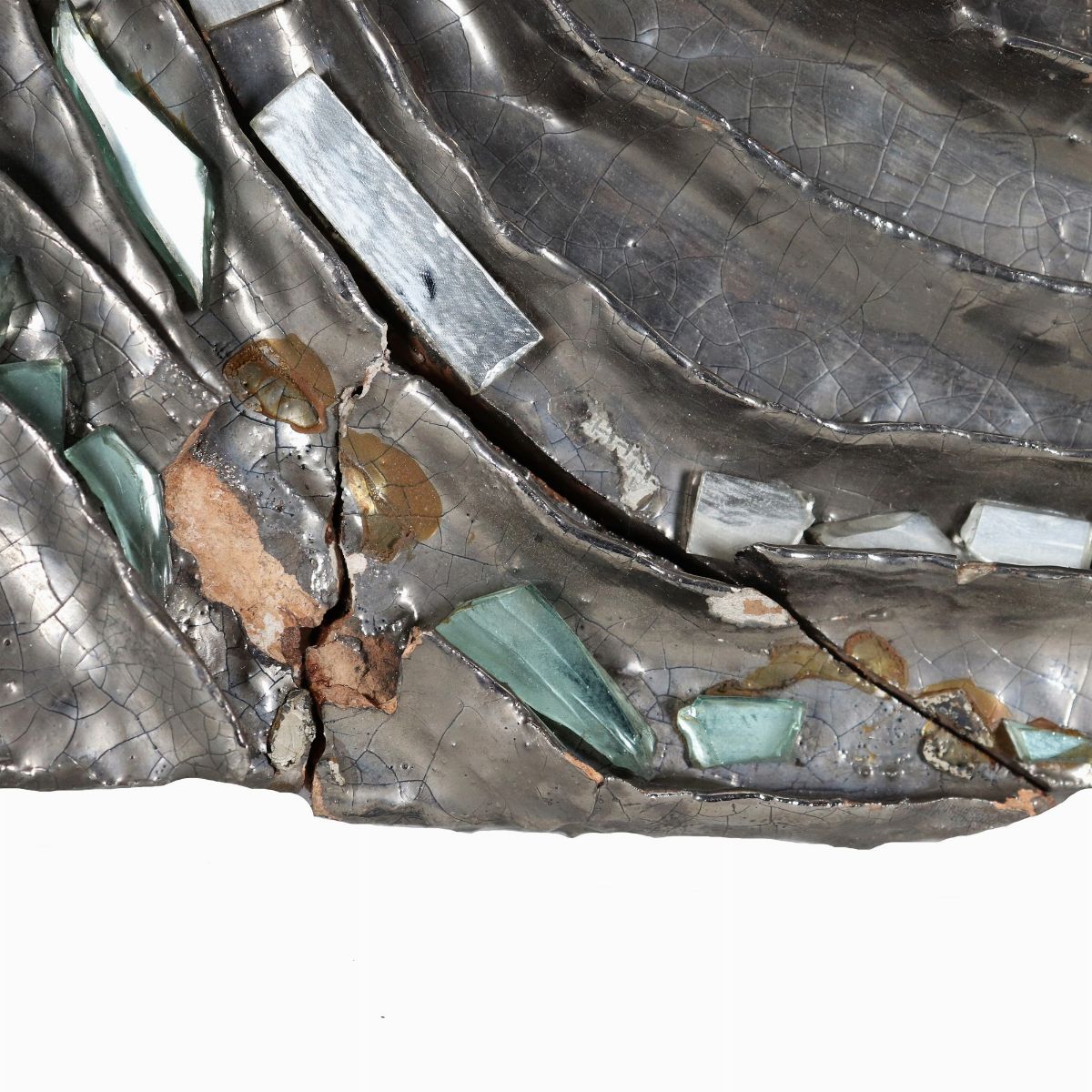 Firmata e datata 1976. "Onde", scultura astratta in ceramica corrugata e argentata con frammenti ...