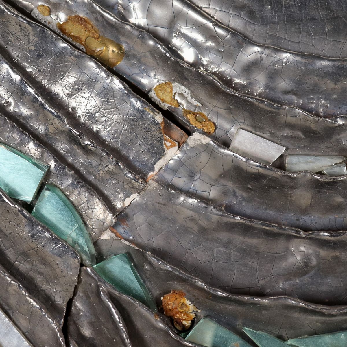 Firmata e datata 1976. "Onde", scultura astratta in ceramica corrugata e argentata con frammenti ...