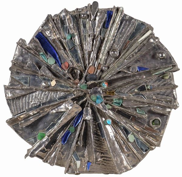 Pagliari Ulisse (scultore attivo a Milano Met&#224; XX Secolo) - Firmata e datata 1975. "Ruota", scultura astratta in ceramica corrugata e argentata con frammenti in vetro, biglie e sassi colorati