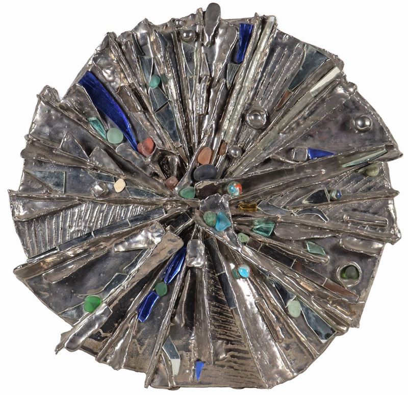 Firmata e datata 1975. "Ruota", scultura astratta in ceramica corrugata e argentata con frammenti...