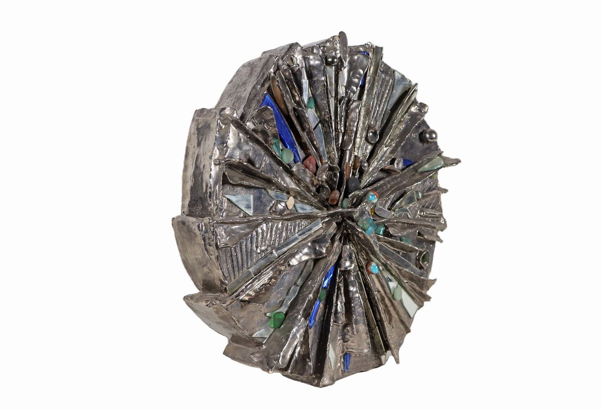 Firmata e datata 1975. "Ruota", scultura astratta in ceramica corrugata e argentata con frammenti...