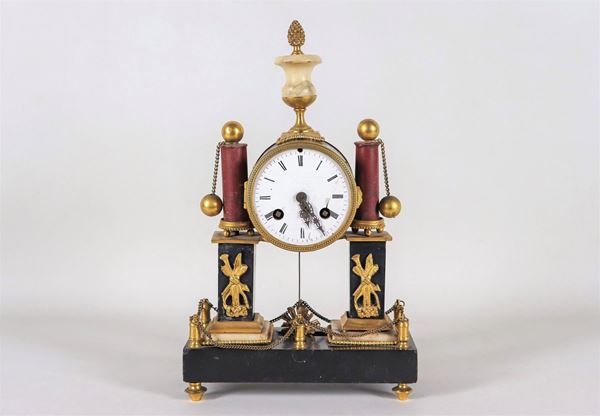 Piccola pendola da tavolo francese in bronzo dorato e vari marmi pregiati