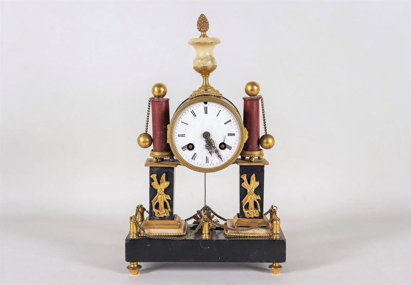 Piccola pendola da tavolo francese in bronzo dorato e vari marmi pregiati