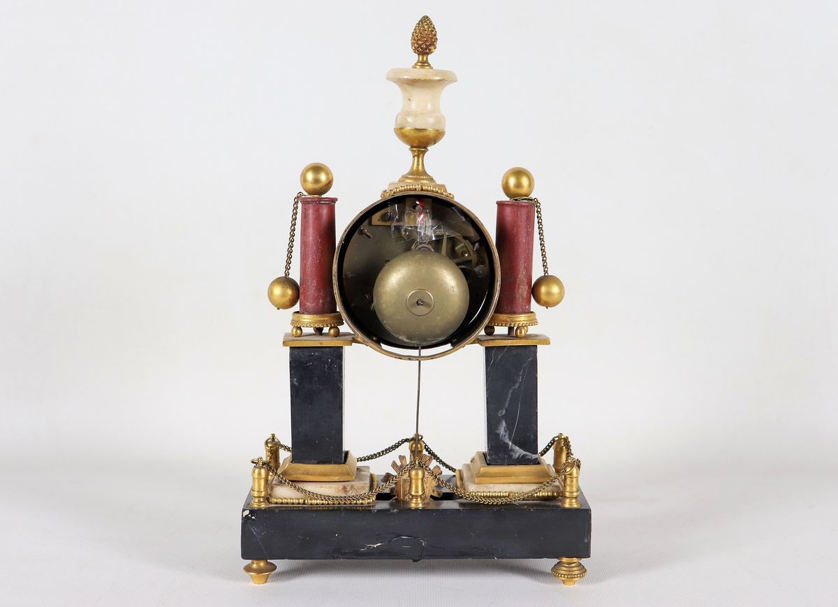 Piccola pendola da tavolo francese in bronzo dorato e vari marmi pregiati