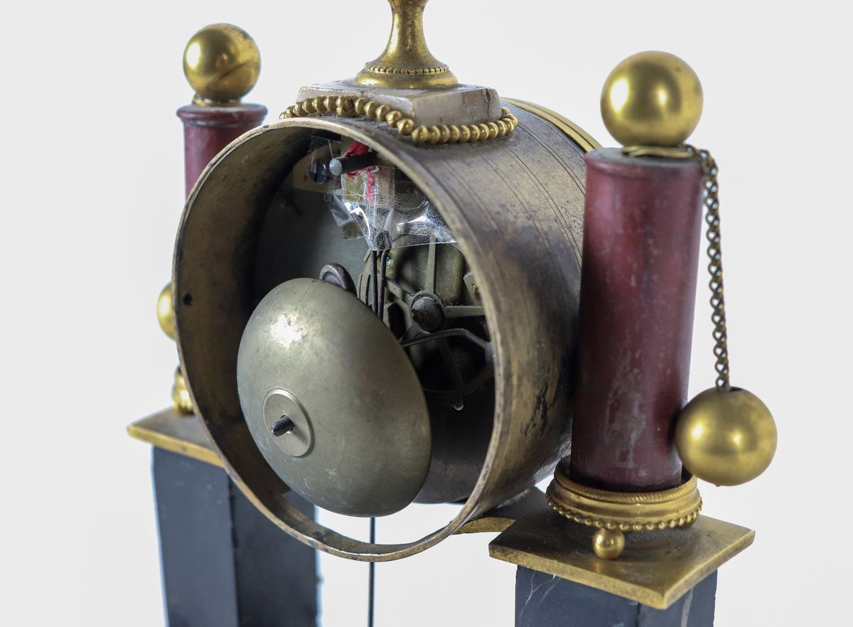 Piccola pendola da tavolo francese in bronzo dorato e vari marmi pregiati