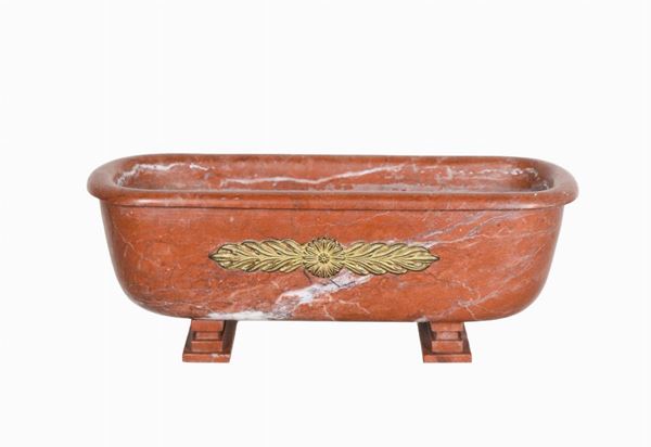 Vasca romana in marmo rosso venato con fregi in bronzo dorato e cesellato