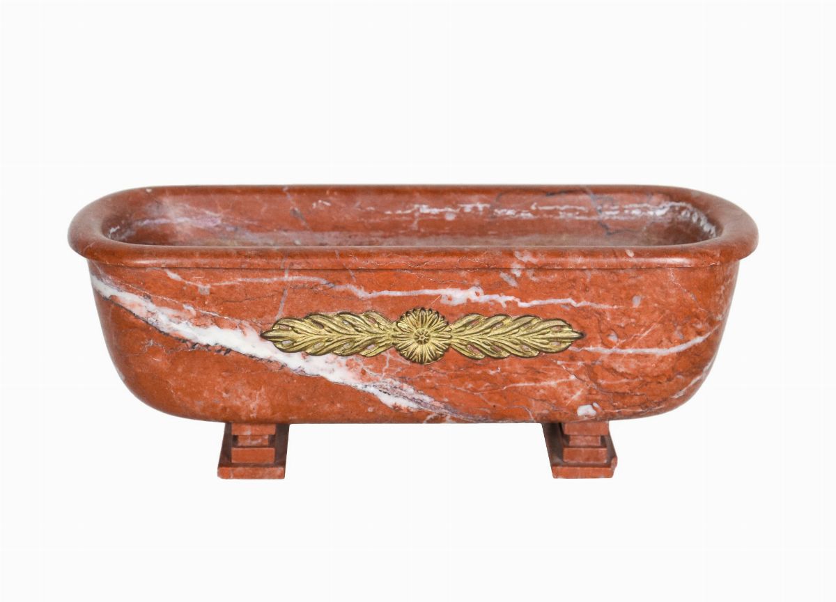 Vasca romana in marmo rosso venato con fregi in bronzo dorato e cesellato