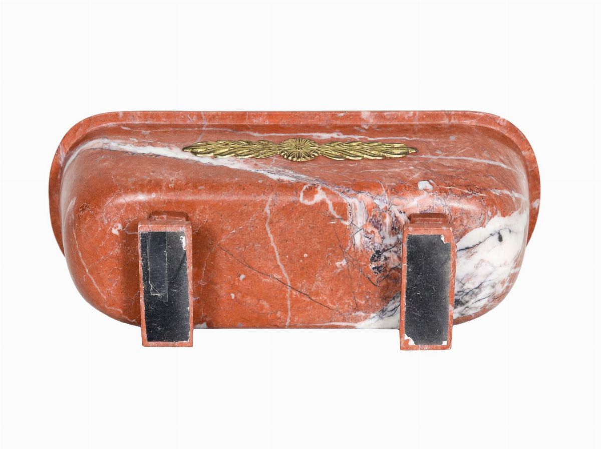 Vasca romana in marmo rosso venato con fregi in bronzo dorato e cesellato