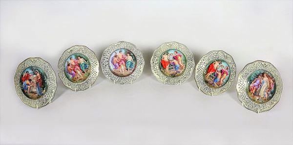 Lotto di sei piccoli piatti da muro in porcellana tedesca di Dresda, con bordi traforati e medaglioni centrali policromi con scene mitologiche
