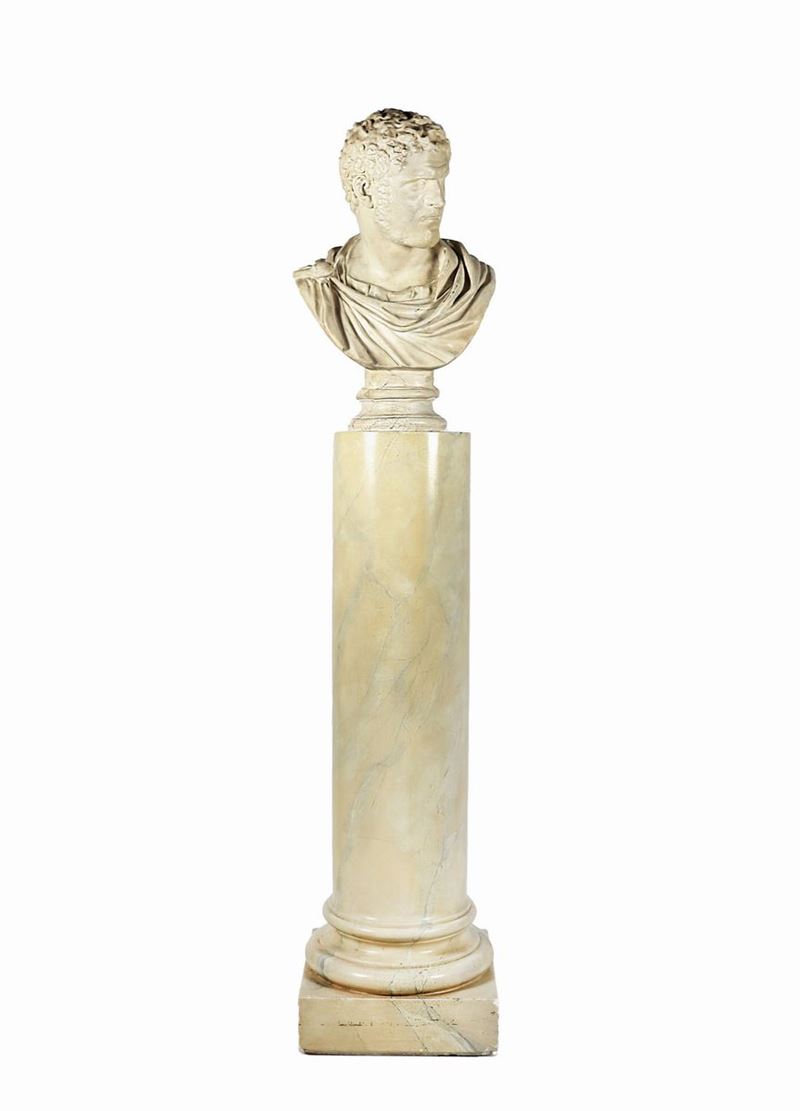 "Caracalla", busto e colonna in ceramica decorata a finto marmo bianco