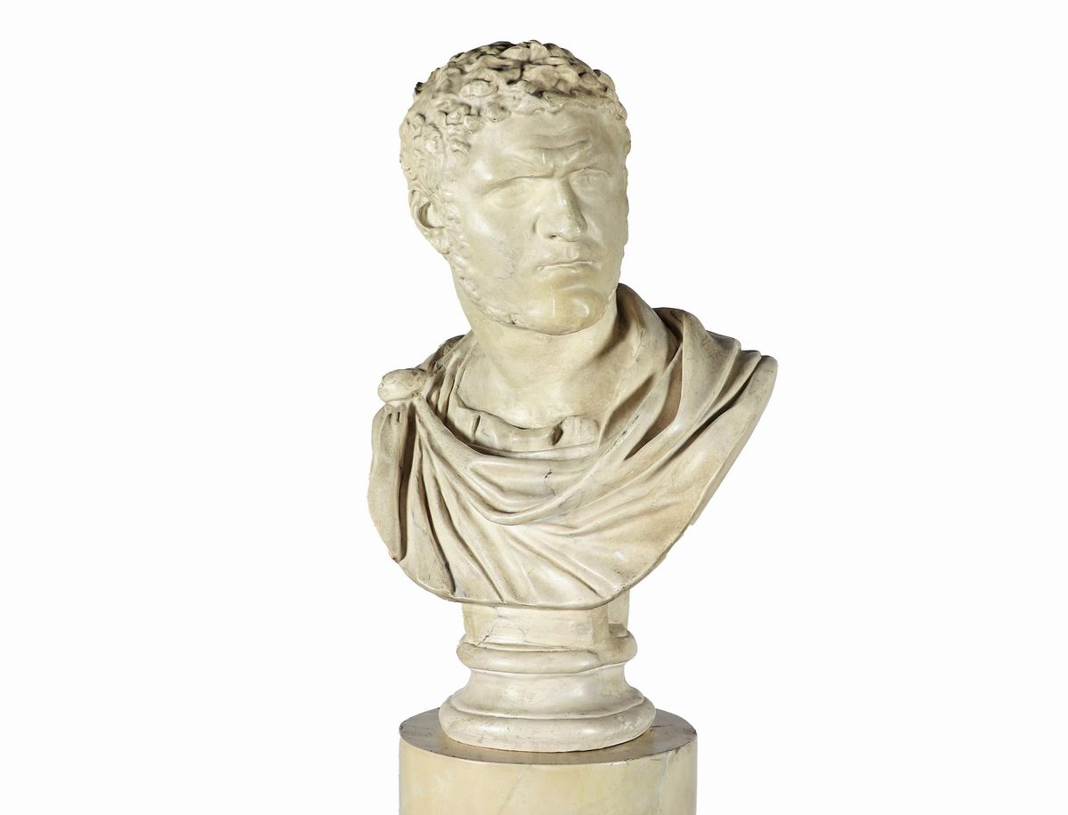 "Caracalla", busto e colonna in ceramica decorata a finto marmo bianco