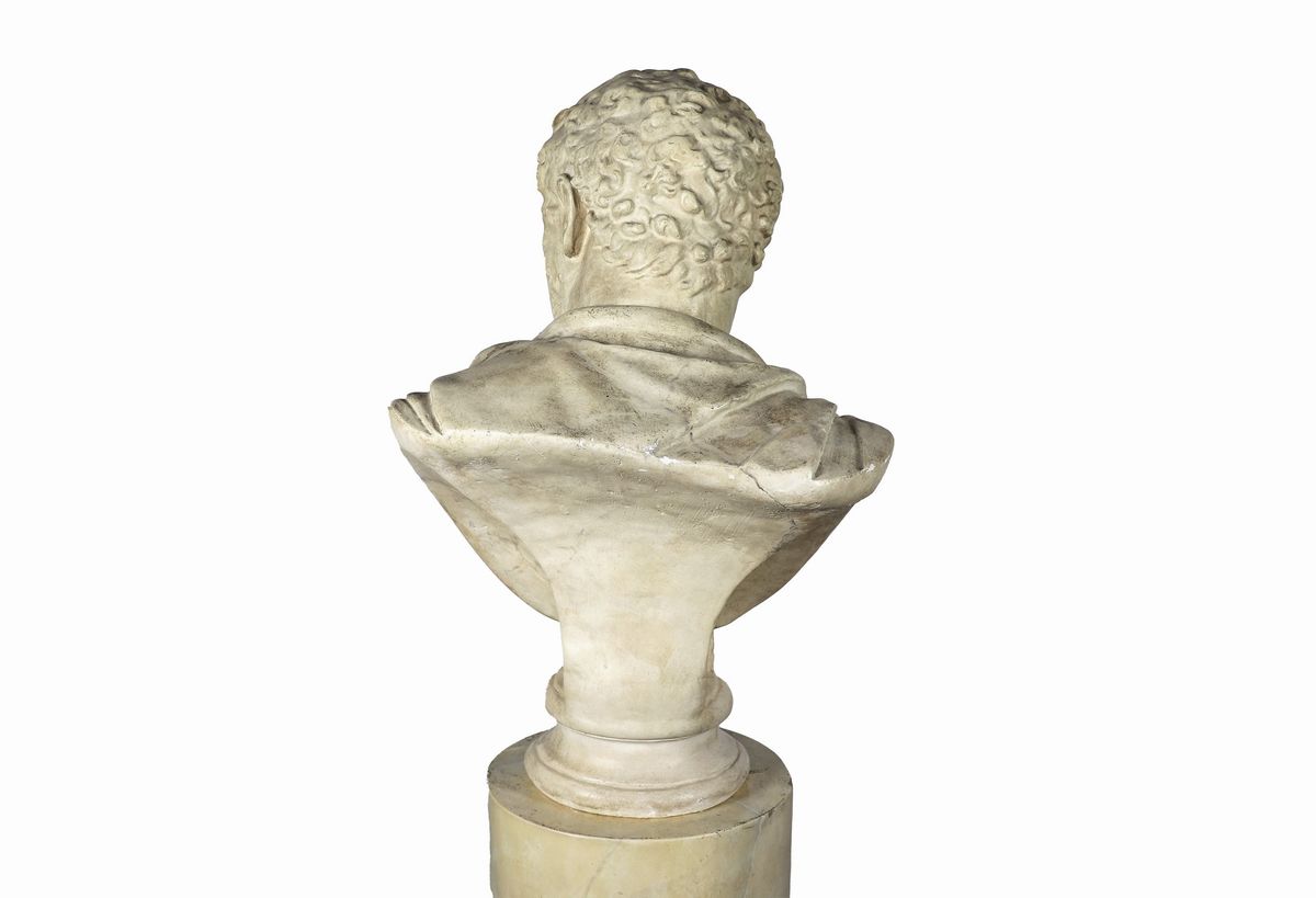 "Caracalla", busto e colonna in ceramica decorata a finto marmo bianco