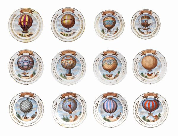 Lotto di dodici antichi piatti ornamentali francesi in porcellana di Sinceny, dipinti con ricorrenze di varie ascensioni di mongolfiere avvenute tra il 1783 e il 1810 