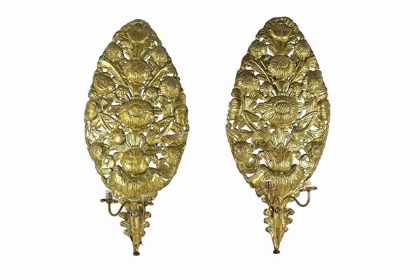 Coppia di appliques 'Palme' in rame dorato, sbalzato e cesellato a motivi di foglie e fiori
