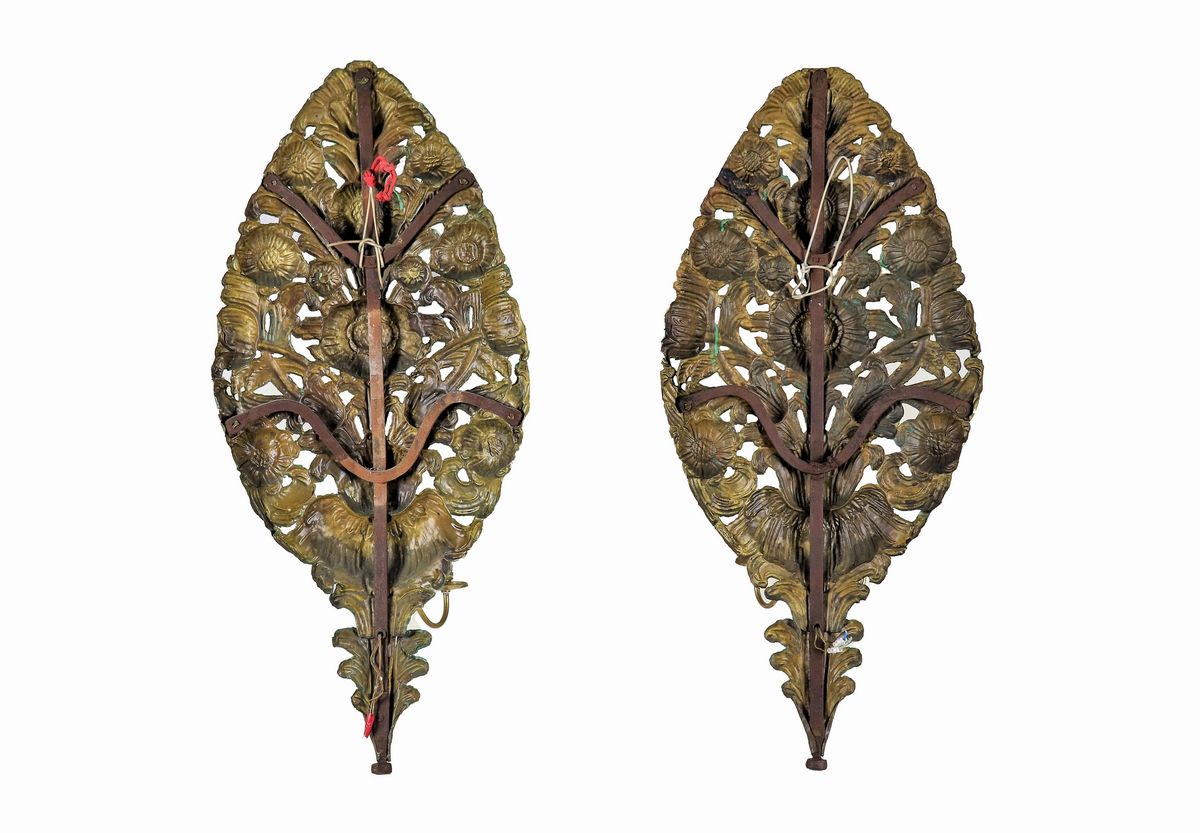 Coppia di appliques 'Palme' in rame dorato, sbalzato e cesellato a motivi di foglie e fiori