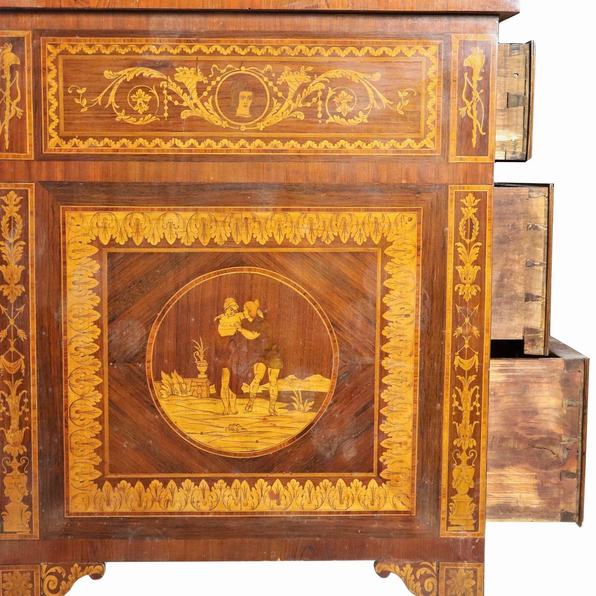 Cassettone Lombardo di linea Luigi XVI in noce, ebano viola e bois de rose, con intarsi neoclassi...