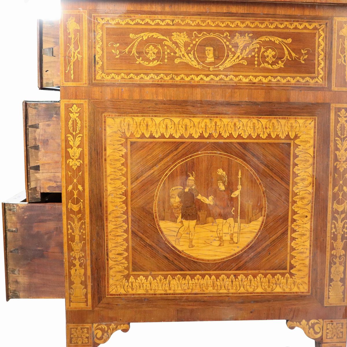 Cassettone Lombardo di linea Luigi XVI in noce, ebano viola e bois de rose, con intarsi neoclassi...