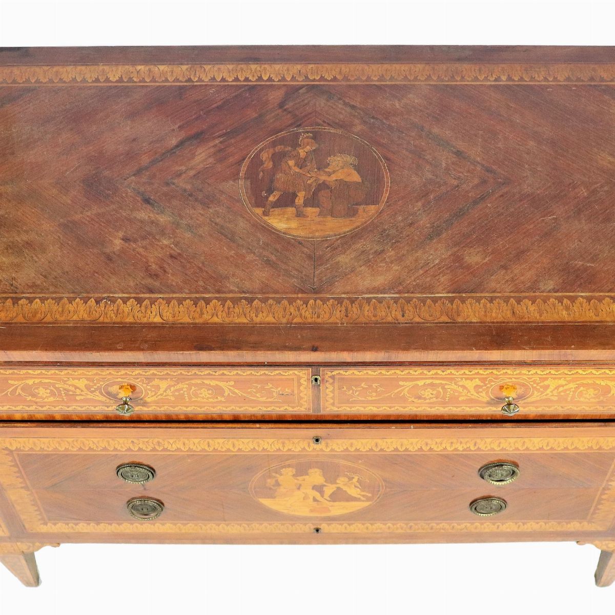 Cassettone Lombardo di linea Luigi XVI in noce, ebano viola e bois de rose, con intarsi neoclassi...