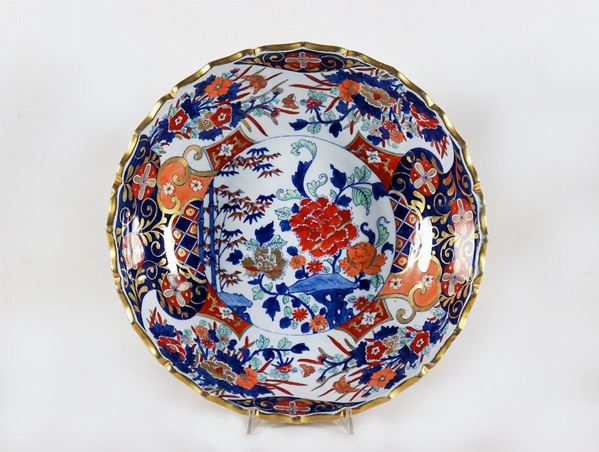 Large Japanese Imari porcelain bowl with scalloped edge, decorated in polychrome enamels with oriental flower motifs and pure gold highlights