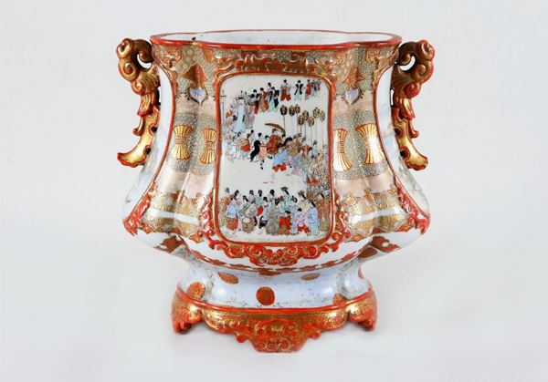 Vaso cinese sagomato in porcellana, con decorazioni in smalti policromi a rilievo a motivi di scene di vita orientale