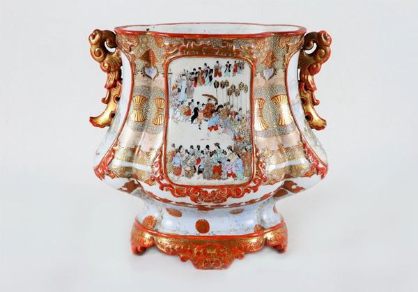 Chinese shaped vase in porcelain, with polychrome enamel decorations in relief with motifs of scenes of oriental life