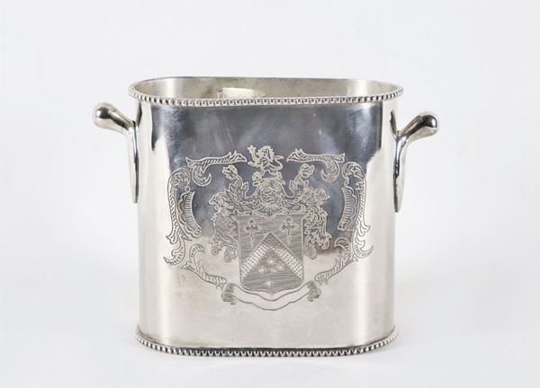 Bottle holder in silver metal with a chiseled noble coat of arms in the center