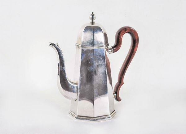 Silver octagonal coffee pot with walnut handle, gr. 670