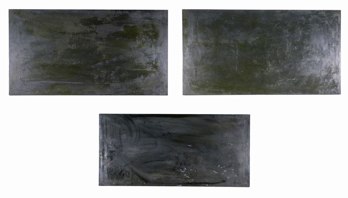 Lotto di tre pannelli rettangolari in legno laccato nero e dipinti a finto marmo a motivi di volu...