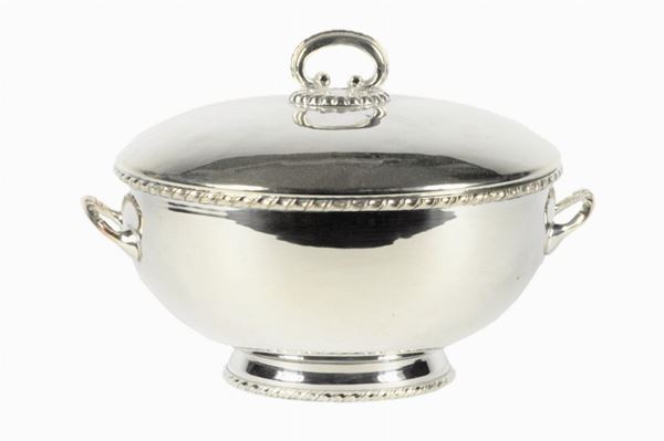 Tureen with silver metal lid