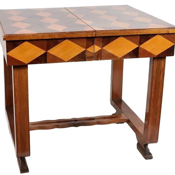 Decò extendable center table in walnut, mahogany and cherry with inlays with rhombus motifs, four squared legs joined together by shaped crosspiece