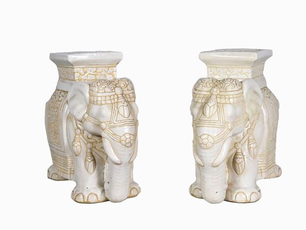 Coppia di sgabelli orientali a forma di elefanti, in ceramica bianca porcellanata e smaltata