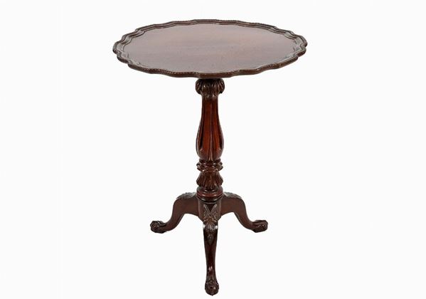 Round coffee table in mahogany with scalloped edge
