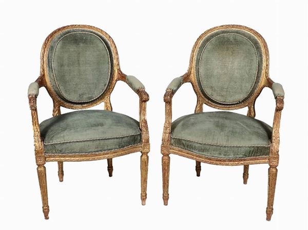 Coppia di poltrone francesi Luigi XVI, in legno dorato ed intagliato a rilievo a motivi di cordoni, foglie d'acanto e rosoni