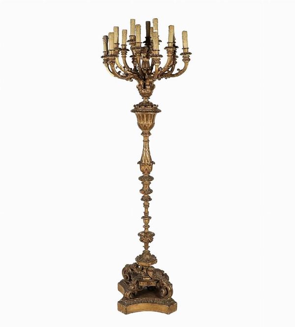Antique French floor torch of the Louis XV line, in gilded and carved wood with fifteen arms