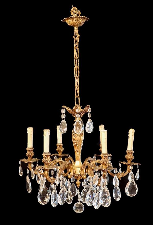 Lampadario in bronzo dorato e sbalzato con prismi in cristallo, 6 luci