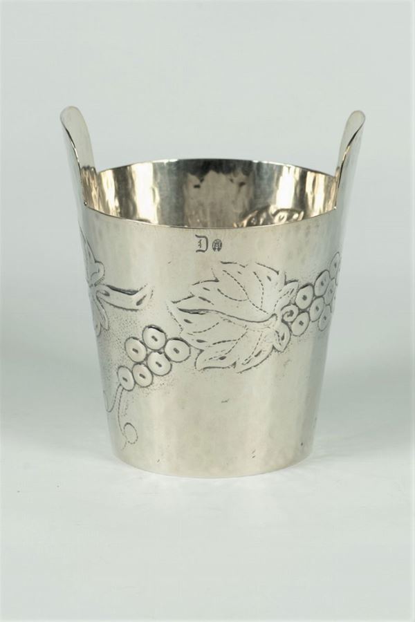 Ice bucket in silvered and hammered metal