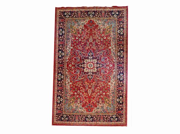 Tappeto persiano Kashan a motivi di fiori su fondo rosso e bordo blu, vari difetti, m 2,95 x 1,85