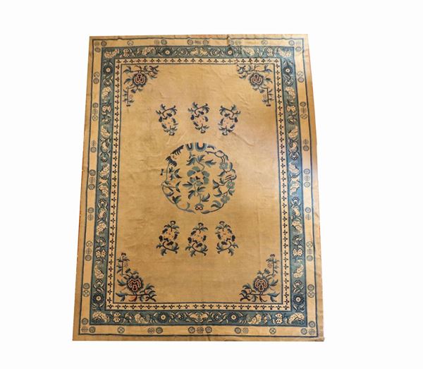 Chinese carpet with a havana and blue background, with a rose window in the center of flowers, tears and rapè, M. 4.11 x 3.08