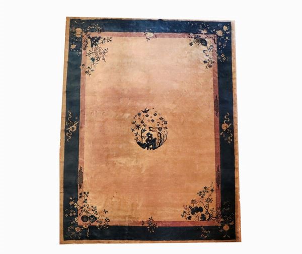 Tappeto cinese con bordo blu e fondo avana, rosone centrale con fiori e uccello, difetti e rotture, m 4,09 x 3,12